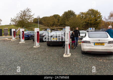 Tesla auto carica a freccette Farm sovralimentazioni, Exeter Devon Foto Stock