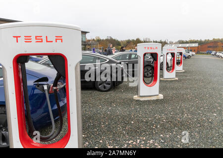 Tesla auto carica a freccette Farm sovralimentazioni, Exeter Devon Foto Stock