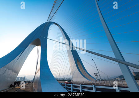 La vista del Ponte Xinshougang, che è stato recentemente aperto al pubblico per attraversare il fiume Yongding, attira l attenzione dei cittadini locali grazie alla sua spe Foto Stock