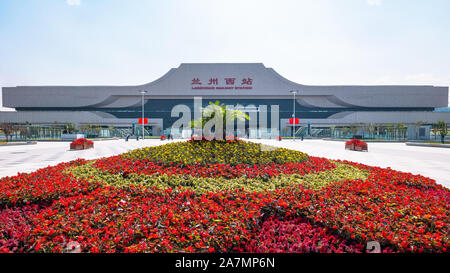 Viste della città di Lanzhou, una città si trova accanto al fiume Giallo e sulla via della seta in Cina nord-occidentale della provincia di Gansu, 23 settembre 2019. *** Cappuccio locale Foto Stock