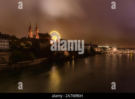 Notte drammatico paesaggio di Basilea città vecchia skyline dal fiume Reno, Svizzera. Foto Stock