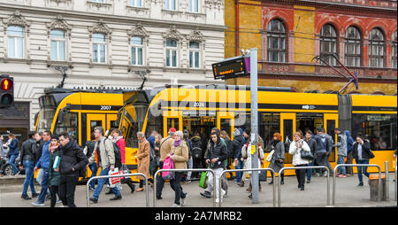 BUDAPEST, UNGHERIA - Marzo 2019: persone scendere un tram ad un arresto in Budapest City Center Foto Stock