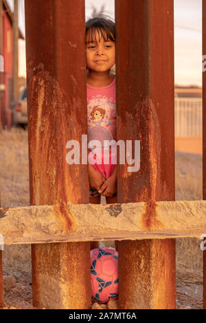 I bambini giocano sul lato messicano del noi messicani muro di confine, Trump parete, Nogales, USA, Messico. Foto Stock