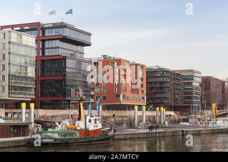 Amburgo, Germania - 30 Novembre 2018: HafenCity street view con le navi ormeggiate a Ponton 1 Foto Stock