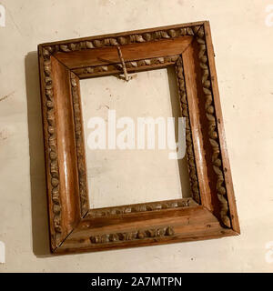 In legno antico vuoto photo frame appeso alla parete inchiodato rusty Chiodo in acciaio. Vintage photo frame realizzato in rovere naturale albero per il collage di moda. Blank styl Foto Stock