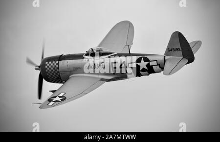 Repubblica P-47D Thunderbolt (G-Thun) airborne al 2019 Shuttleworth corteo militare Foto Stock