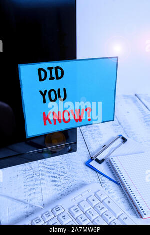 La scrittura della nota mostra Sapevate questione. Il concetto di business per fatti e cifre informazioni conoscenza generale nota con nastro di carta al nero compute Foto Stock