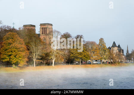 Inverness Cathedral sulle rive del fiume Ness, Inverness Scozia. Foto Stock