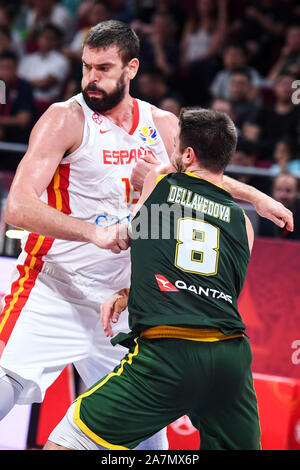 Marc Gasol della Spagna, a sinistra difende Matteo Dellavedova di Australia presso la Spagna vs Australia semifinale di 2019 basket FIBA di Coppa del Mondo a Pechino, C Foto Stock