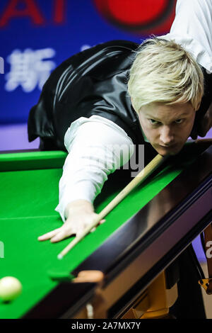 Neil Robertson di Australia ritiene che un colpo di Ronald Antonio O'Sullivan di Inghilterra a semifinali del 2019 Snooker Shanghai Masters di Shanghai, C Foto Stock