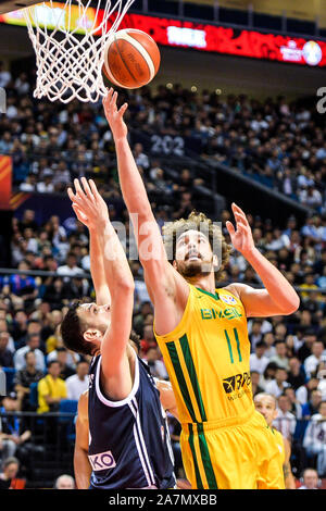 Il brasiliano giocatore di pallacanestro professionale Anderson Varejao, destra passa al cliente al secondo turno del Gruppo F Brasile vs Grecia 2019 basket FIBA Foto Stock