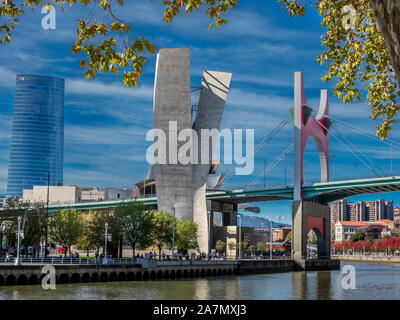 Architettura moderna e Ponte la Salve sul fiume Nervion a Bilbao Bilbao, Spagna, 26 ottobre 2019 Foto Stock