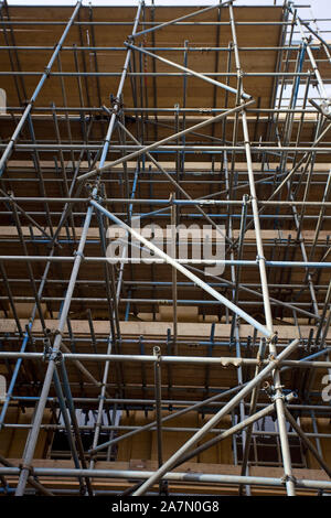 Guardando il ponteggio sul lato di un edificio, Oxford , Inghilterra Foto Stock