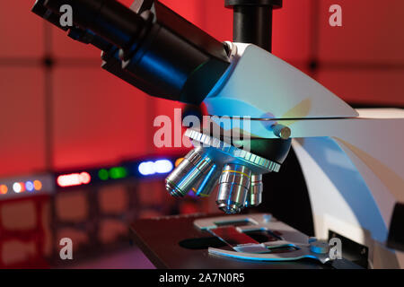 Laboratorio microbiologico microscopio in laboratorio interno Foto Stock