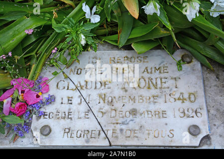 Claude Monet tomba in Sainte-Radegonde sagrato,, Giverny, Eure, Normandia, Francia Foto Stock