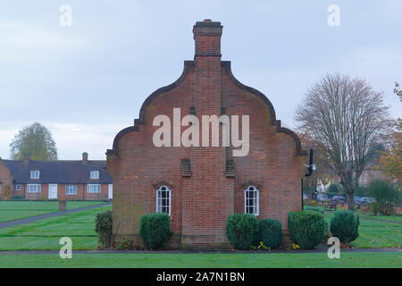 Sir John Hunt Memorial case su St Oswalds strada in Fulford,York. Foto Stock