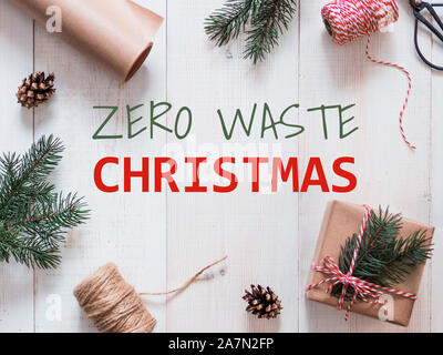 Zero rifiuti Nozione di Natale. Realizzato a mano il natale confezione regalo senza materia plastica. Appartamento laici o vista dall'alto. Bianco da tavolo in legno Foto Stock
