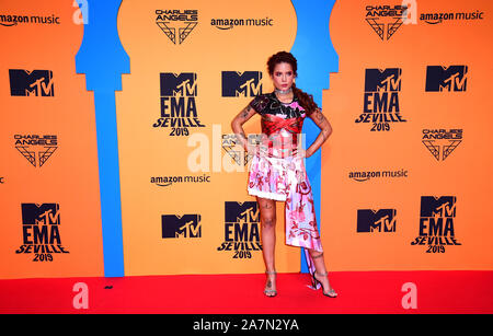 Halsey frequentando gli MTV Europe Music Awards 2019, tenutosi presso la FIBES Conference & Exhibition Centre di Siviglia, Spagna. Foto Stock