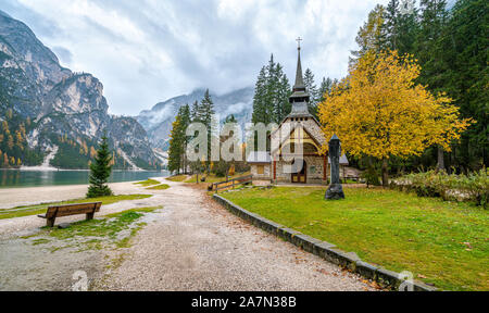 La nebbia di mattina autunnale presso il Lago di Braies, Provincia di Bolzano, Trentino Alto Adige, Italia. Foto Stock