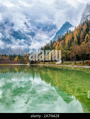 Nebbiose giornate d'autunno al Lago di Landro, Provincia di Bolzano, Trentino Alto Adige, Italia. Foto Stock