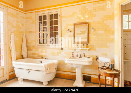 Il bagno di Villa Arnaga in Cambo les Bains casa del poeta Edmond Rostand, autore di "Cyrano de Bergerac; Pays Basque, Francia Foto Stock