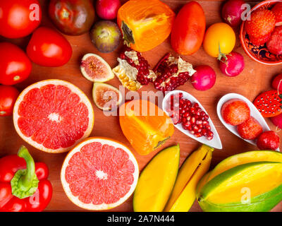 Fresh rosso, arancione, giallo di frutta e verdura ricca di antiossidanti e di fibre, alfa carotene, licopene, beta-carotene, carotenoide, luteina, fosforo Foto Stock