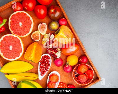 Fresh rosso, arancione, giallo di frutta e verdura ricca di antiossidanti e di fibre, alfa carotene, licopene, beta-carotene, carotenoide, luteina, fosforo Foto Stock