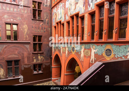 Basilea Rathaus, Municipio, cortile interno con il rosso delle facciate dipinte edificio e affreschi. Architettura gotica. Switzeland. Foto Stock