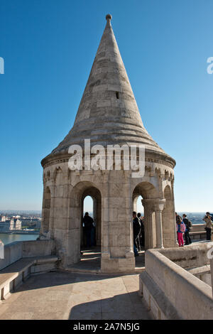 La torretta del Bastione del Pescatore (Halászbástya). La Collina del Castello di Buda Foto Stock