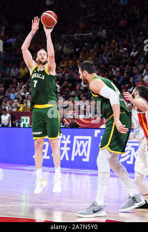 Joe Ingles di Australia, sinistra, salta al cliente presso la Spagna vs Australia semifinale di 2019 basket FIBA di Coppa del Mondo a Pechino, Cina, 13 settembre 201 Foto Stock