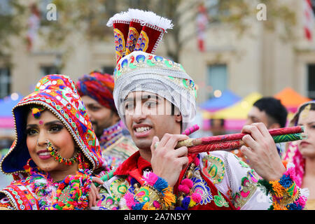 Trafalgar Square, Londra, Regno Unito. 3 Novembre, 2019. Ballerini in costumi colorati posa per fotografie in Trafalgar Square durante il Diwali - la festa della luce, celebrazioni a Londra. Centinaia di indù e sikh, Jains e persone provenienti da tutte le comunità frequentare Diwali celebrazioni in LondonÕs Trafalgar Square. Diwali s celebrata ogni anno con un concerto gratuito dei tradizionali, religiosi e Asiatica contemporanea di musica e danza. Credito: Dinendra Haria/Alamy Live News Foto Stock