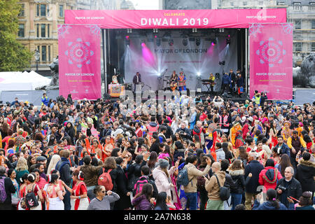 Trafalgar Square, Londra, Regno Unito. 3 Novembre, 2019. Centinaia di indù e sikh, Jains e persone provenienti da tutte le comunità frequentare Diwali celebrazioni in LondonÕs Trafalgar Square. Diwali s celebrata ogni anno con un concerto gratuito dei tradizionali, religiosi e Asiatica contemporanea di musica e danza. Credito: Dinendra Haria/Alamy Live News Foto Stock