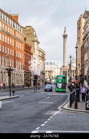 Nelson la colonna come visto da di Whitehall Foto Stock