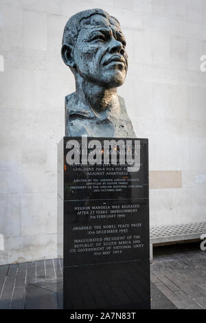 Il Nelson Mandela della statua di Southbank Centre di Londra Foto Stock