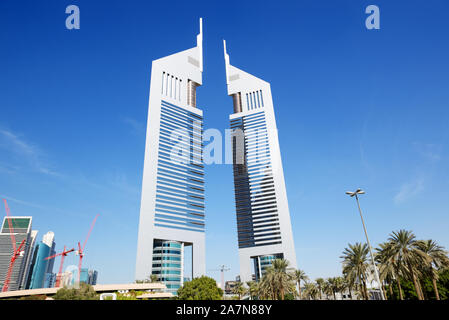 DUBAI, Emirati Arabi Uniti - 19 novembre: Emirates Towers grattacieli in novembre 19, 2017. Emirates Towers complesso è impostato in oltre 570.000 m2 Foto Stock
