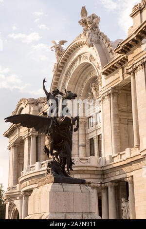 Palacio de Bellas Artes con la statua di Pegaso sulla Alameda Central a Città del Messico. Foto Stock