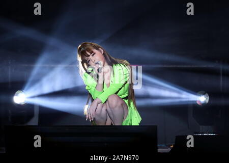 Sud cantante coreano Park Bom, precedentemente noto come mononymously Bom, Corea del Sud ragazza gruppo 2NE1, compie durante il primo incontro della ventola in Taipei, Ta Foto Stock