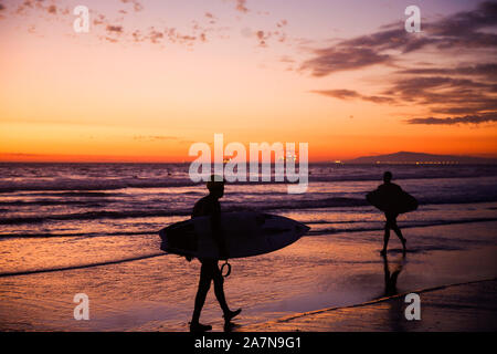 Orange County, Stati Uniti d'America. 3 Novembre, 2019. I surfisti si stagliano contro il tramonto sul morbo di Huntington Beach, California, negli Stati Uniti il 9 novembre 2, 2019. Credito: Li Ying/Xinhua/Alamy Live News Foto Stock