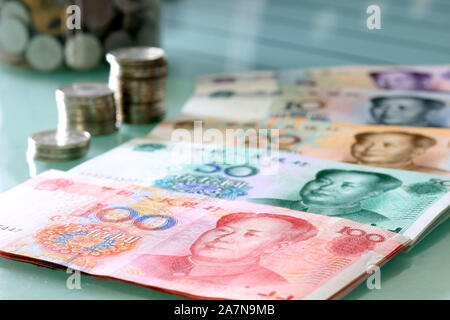 --FILE -- In questo e non datata unlocated foto, diversi insiemi di quinta serie del renminbi, che è presente moneta circolante nella Cina continentale Foto Stock