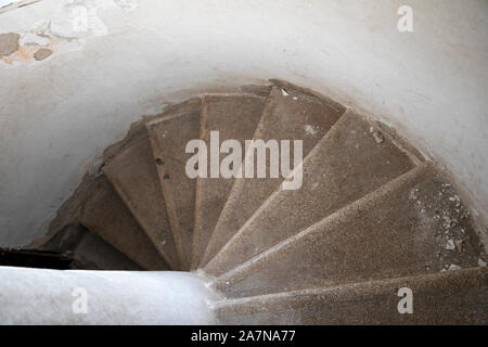 Vecchio rovinato scale a spirale. Immagine Foto Stock