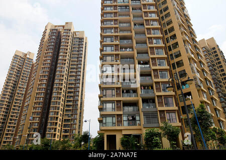 --FILE--edifici residenziali sono visti in Hengqin nuova Area, Zhuhai city, a sud della Cina di provincia di Guangdong, 10 aprile 2019. Della Cina di investimento in pro Foto Stock