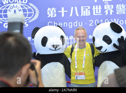 Una valutazione pone per le foto con lavoratori cinesi vestito di panda gigante costumi durante il mondo 2019 la polizia e i Vigili del Fuoco Giochi di Chengdu, southwest C Foto Stock