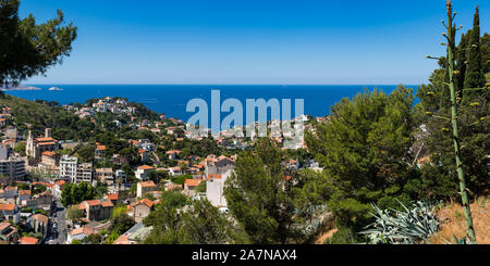 Estate panoramica vista sui tetti di Marsiglia e il Mar Mediterraneo. Bompard, Bouches-du-Rhône (13), Provence-Alpes-Côte d'Azur, in Francia, in Europa Foto Stock