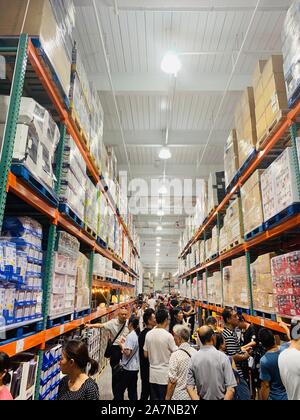 I clienti a fare acquisti presso il primo mattone-e-mortaio store della Costco in Cina a Shanghai in Cina, 27 agosto 2019. Il secondo produttore al mondo di Foto Stock