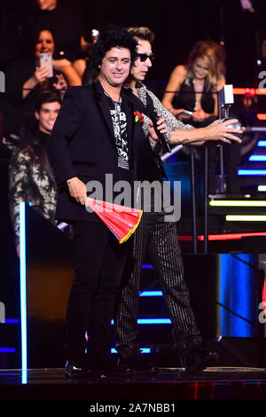 Bille Joe Armstrong e Tre Cool di Green Day accettare il premio per il miglior Rock durante gli MTV Europe Music Awards 2019, tenutosi presso la FIBES Conference & Exhibition Centre di Siviglia, Spagna. Foto Stock