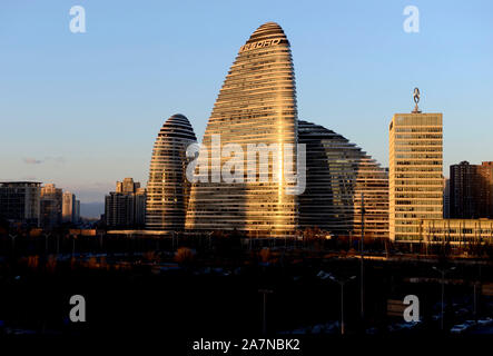 Vista del Wangjing Soho office complesso edilizio in Wangjing, al nord-est di Pechino come il sole tramonta Foto Stock