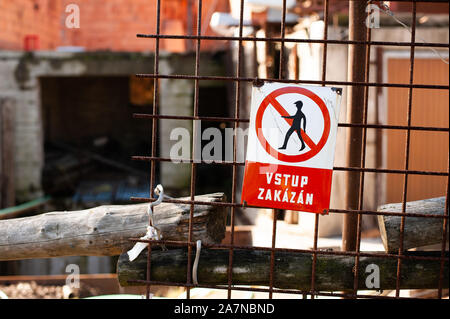 Segno con testo ceca Vstup zakazan, in inglese nessuna voce, nella parte anteriore della zona di costruzione. Foto Stock