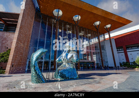 Almada, Portogallo. Ingresso principale del Almada Forum centro commerciale o centro commerciale con il vetro rotto mermaid scultura. Uno dei più grandi centri commerciali per lo shopping Foto Stock