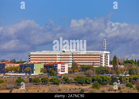 Almada, Portogallo. Ospedale Garcia de Orta ospedale. Molto grande ospedale appartenente al Servico Nacional de Saúde portoghese, il sistema sanitario nazionale. Foto Stock