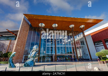 Almada, Portogallo. Ingresso principale del Almada Forum centro commerciale o centro commerciale con il vetro rotto mermaid scultura. Uno dei più grandi centri commerciali per lo shopping Foto Stock